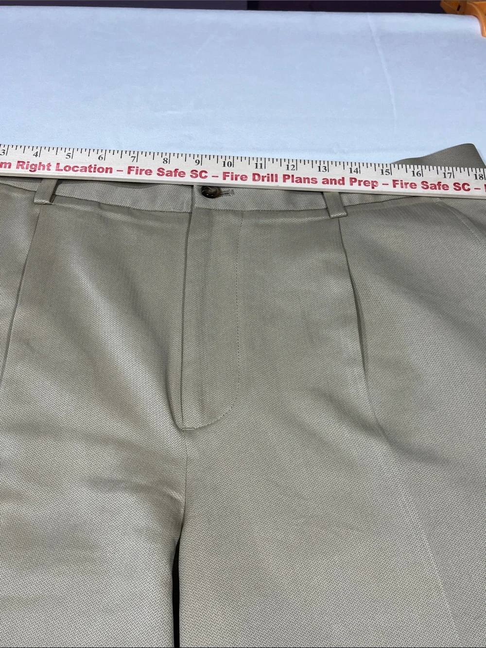 Greg Norman Shark Golf Shorts Khaki Tan Microfiber Men’s Size 36 Flat Front